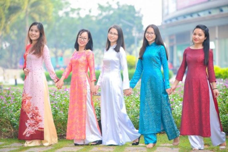 5 cô gái mặc áo dài dắt tay nhau