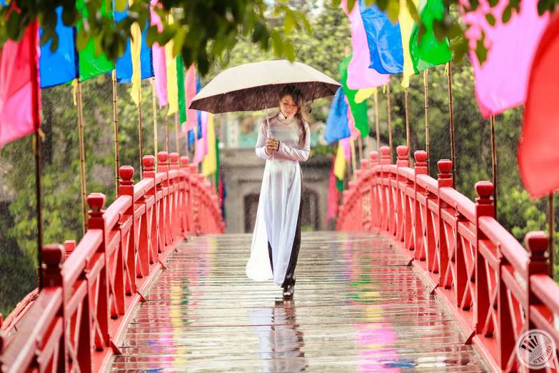 Phái đẹp xúng xính áo dài chụp ảnh ngoại cảnh tại Hà Nội