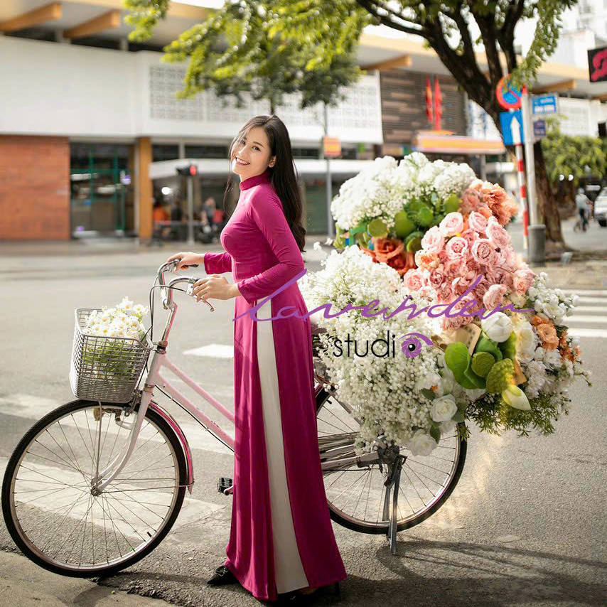 Phái đẹp xúng xính áo dài chụp ảnh ngoại cảnh tại Hà Nội