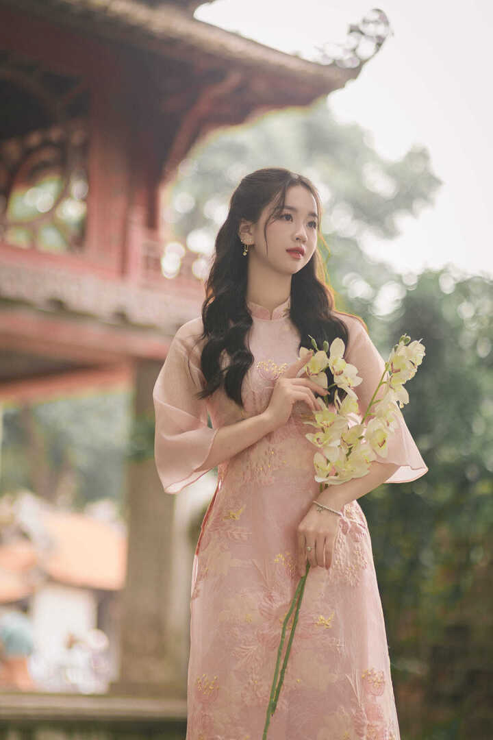 Phái đẹp xúng xính áo dài chụp ảnh ngoại cảnh tại Hà Nội