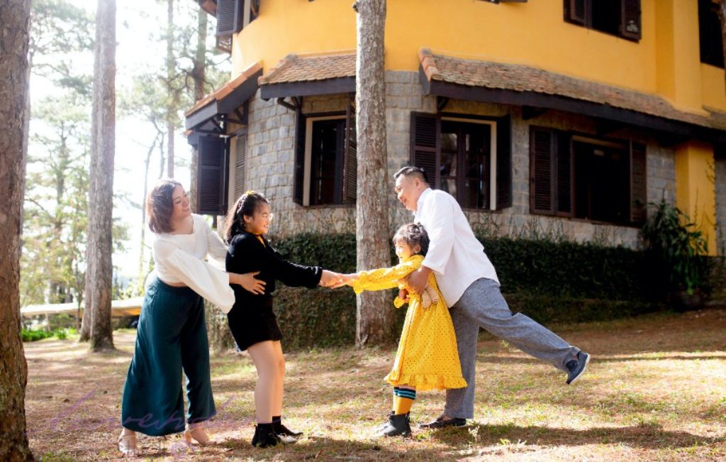 Hướng dẫn chọn dịch vụ ghép ảnh gia đình tại Hội An uy tín