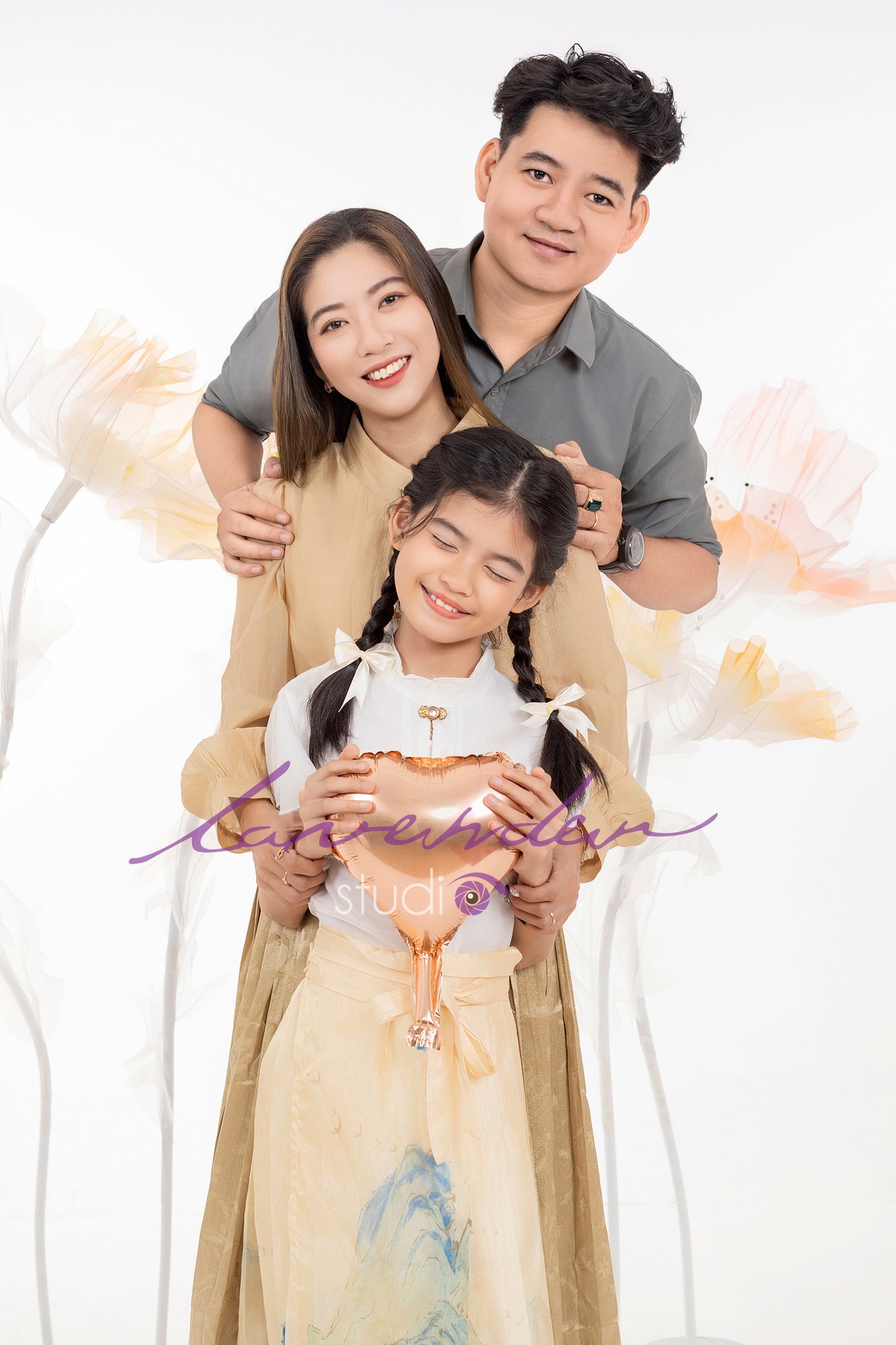 Chụp ảnh gia đình Tết 2026 tại Hà Nội giá bao nhiêu? Bảng giá mới