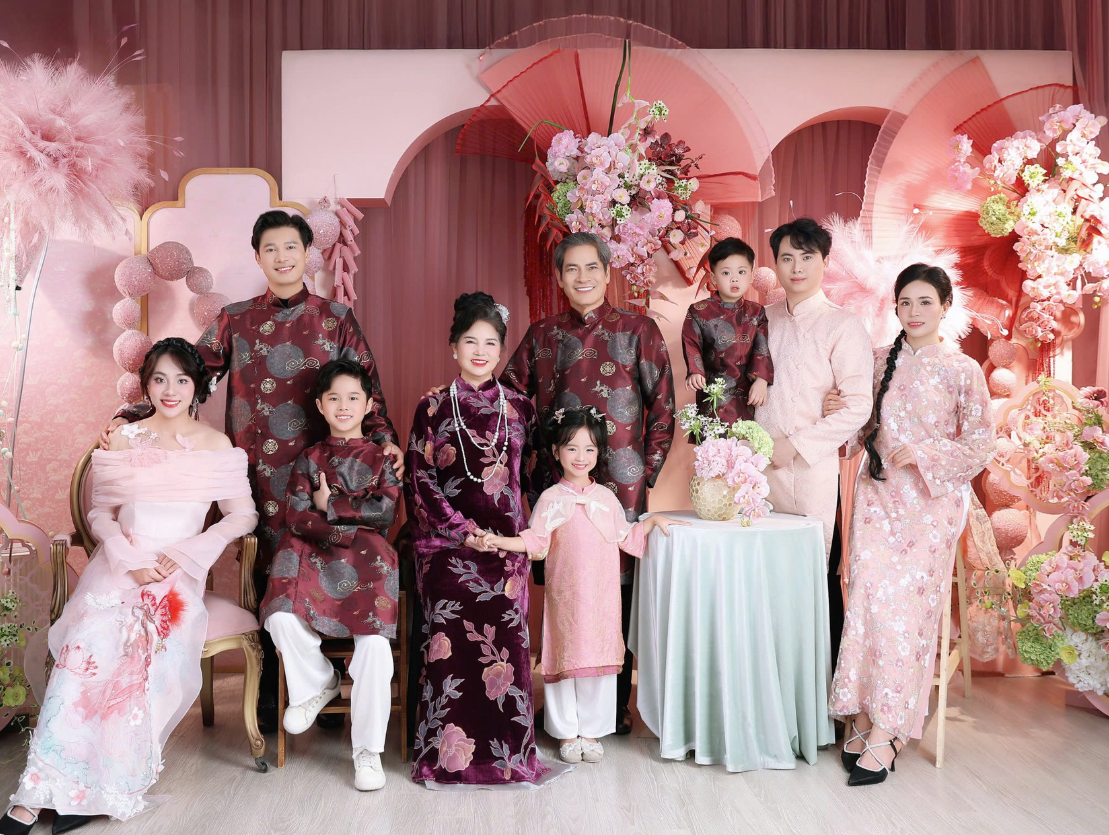 Chụp ảnh gia đình Tết 2026 tại Hà Nội giá bao nhiêu? Bảng giá mới