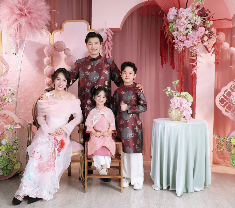 Chụp ảnh gia đình Tết 2026 tại Hà Nội giá bao nhiêu? Bảng giá mới