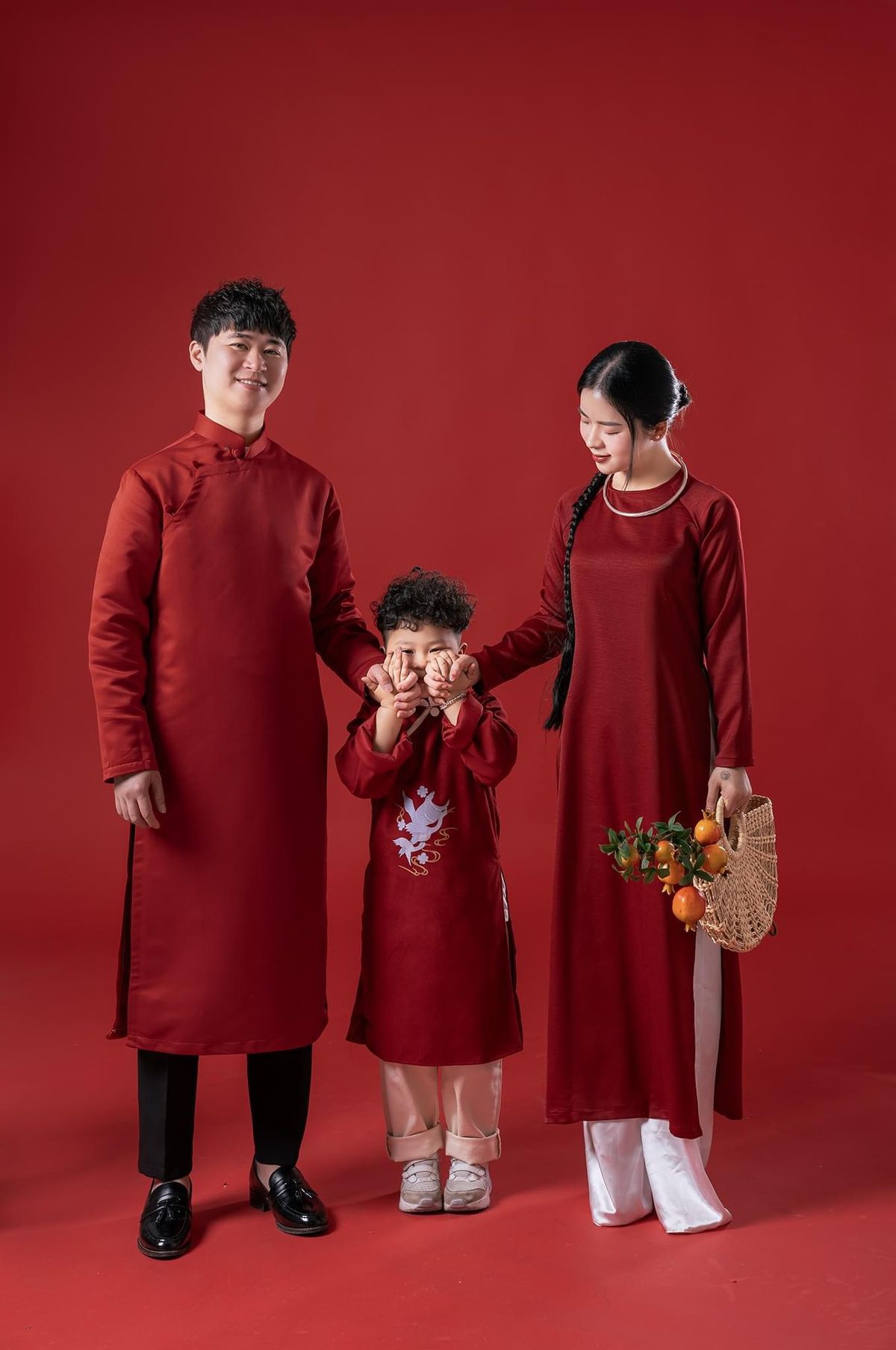 Chụp ảnh gia đình Tết 2026 tại Hà Nội giá bao nhiêu? Bảng giá mới