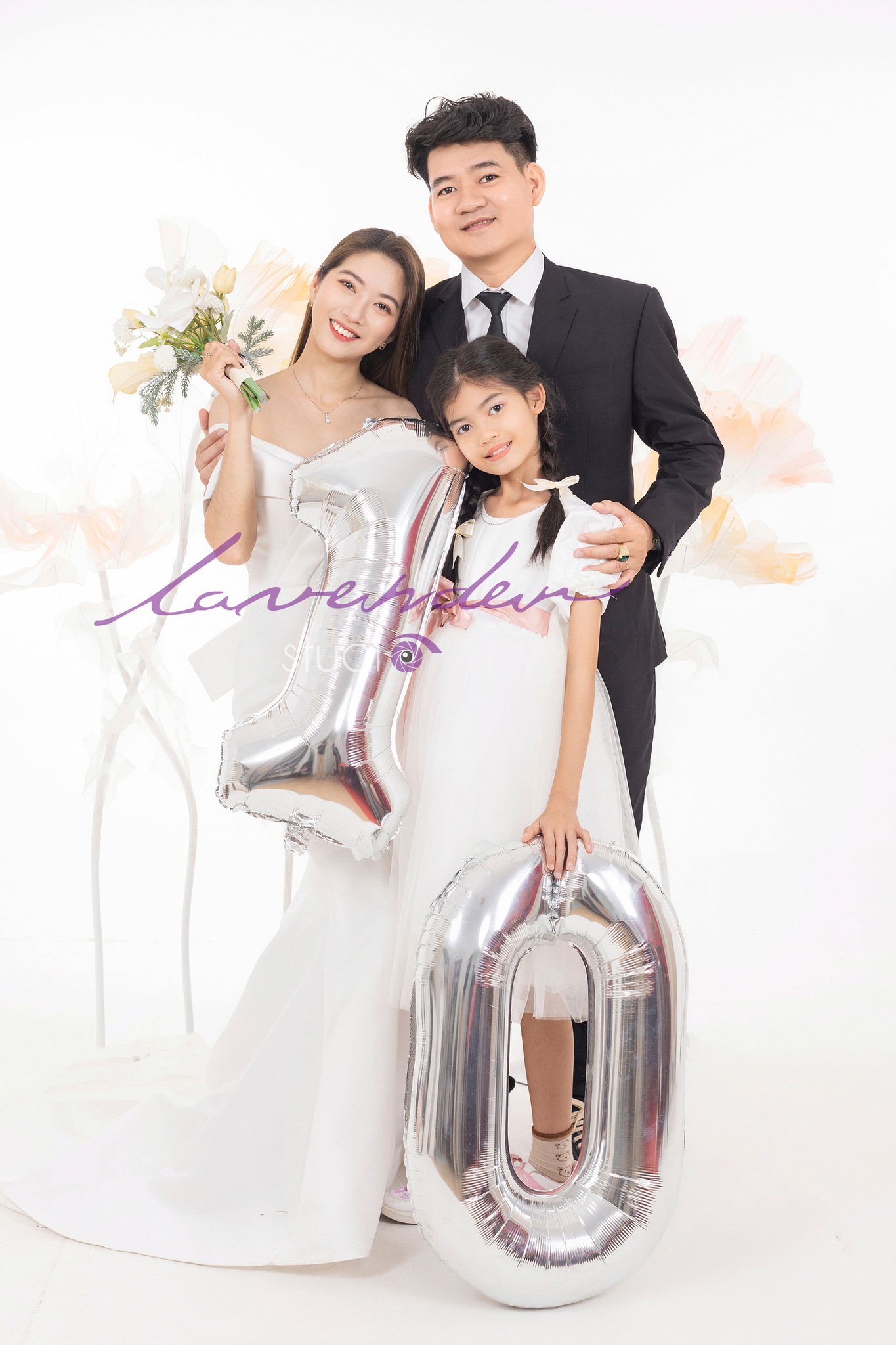 Chụp ảnh gia đình Tết 2026 tại Hà Nội giá bao nhiêu? Bảng giá mới