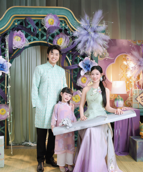 Chụp ảnh gia đình Tết 2026 tại Hà Nội giá bao nhiêu? Bảng giá mới