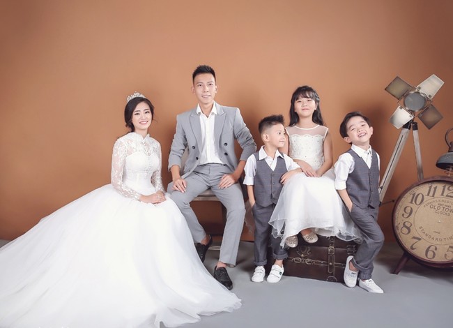 Gợi ý tạo dáng chụp ảnh gia đình 5 người tự nhiên và ấm áp Gợi ý tạo dáng chụp ảnh gia đình 5 người tự nhiên và ấm áp