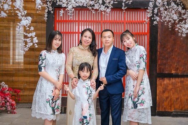 Gợi ý tạo dáng chụp ảnh gia đình 5 người tự nhiên và ấm áp Gợi ý tạo dáng chụp ảnh gia đình 5 người tự nhiên và ấm áp
