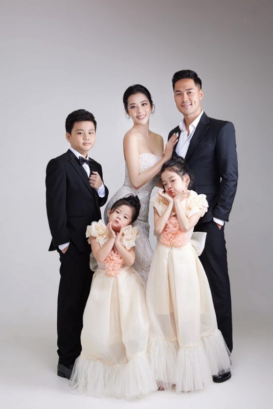 Gợi ý tạo dáng chụp ảnh gia đình 5 người tự nhiên và ấm áp Gợi ý tạo dáng chụp ảnh gia đình 5 người tự nhiên và ấm áp