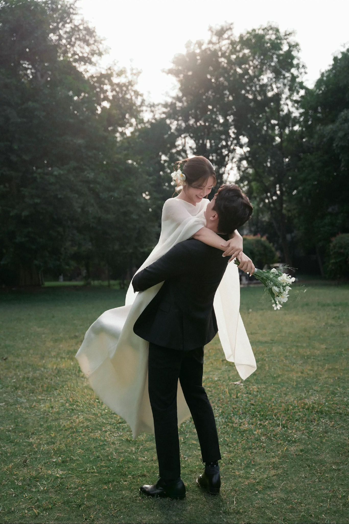 Chụp ảnh cưới 2026 theo phong cách điện ảnh đang thịnh hành