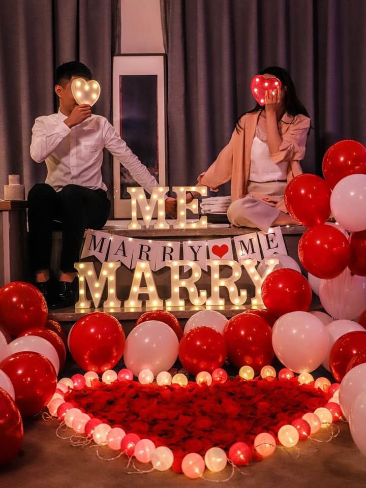 Trang Trí Cầu Hôn Tại Nhà Với Hoa Hồng Và Nến Lãng Mạn