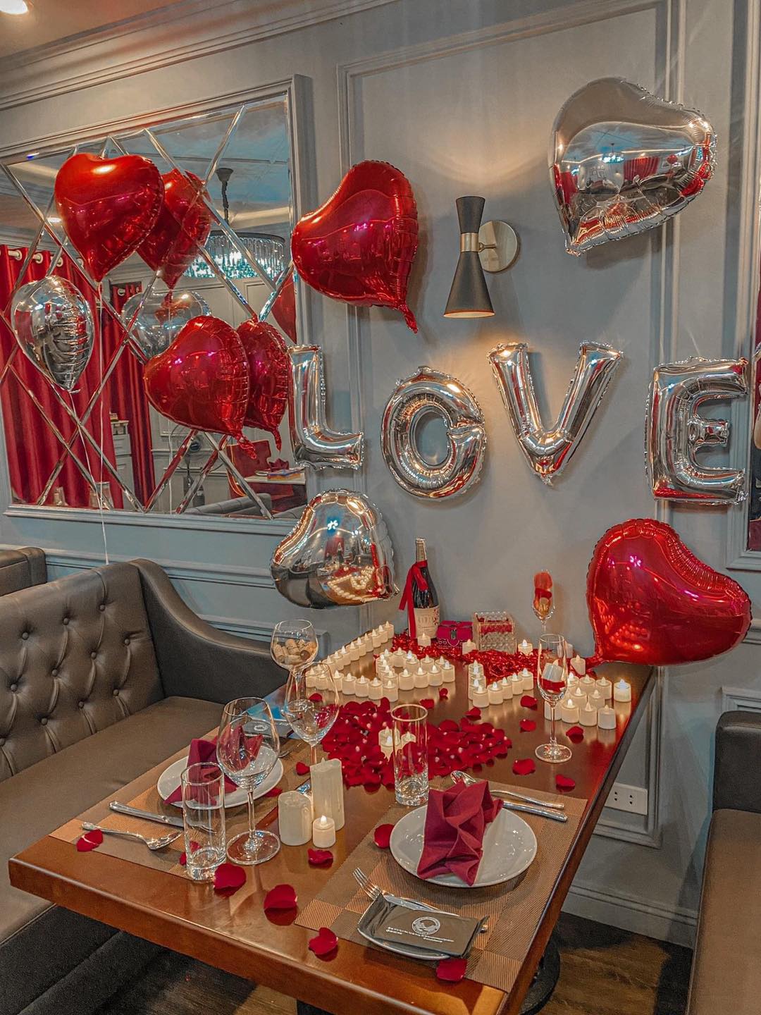 Trang Trí Cầu Hôn Tại Nhà Với Hoa Hồng Và Nến Lãng Mạn