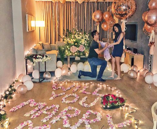 Trang Trí Cầu Hôn Tại Nhà Với Hoa Hồng Và Nến Lãng Mạn