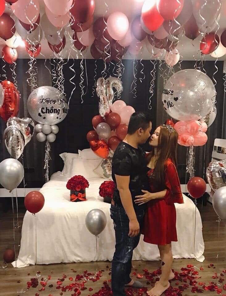 Trang Trí Cầu Hôn Tại Nhà Với Hoa Hồng Và Nến Lãng Mạn