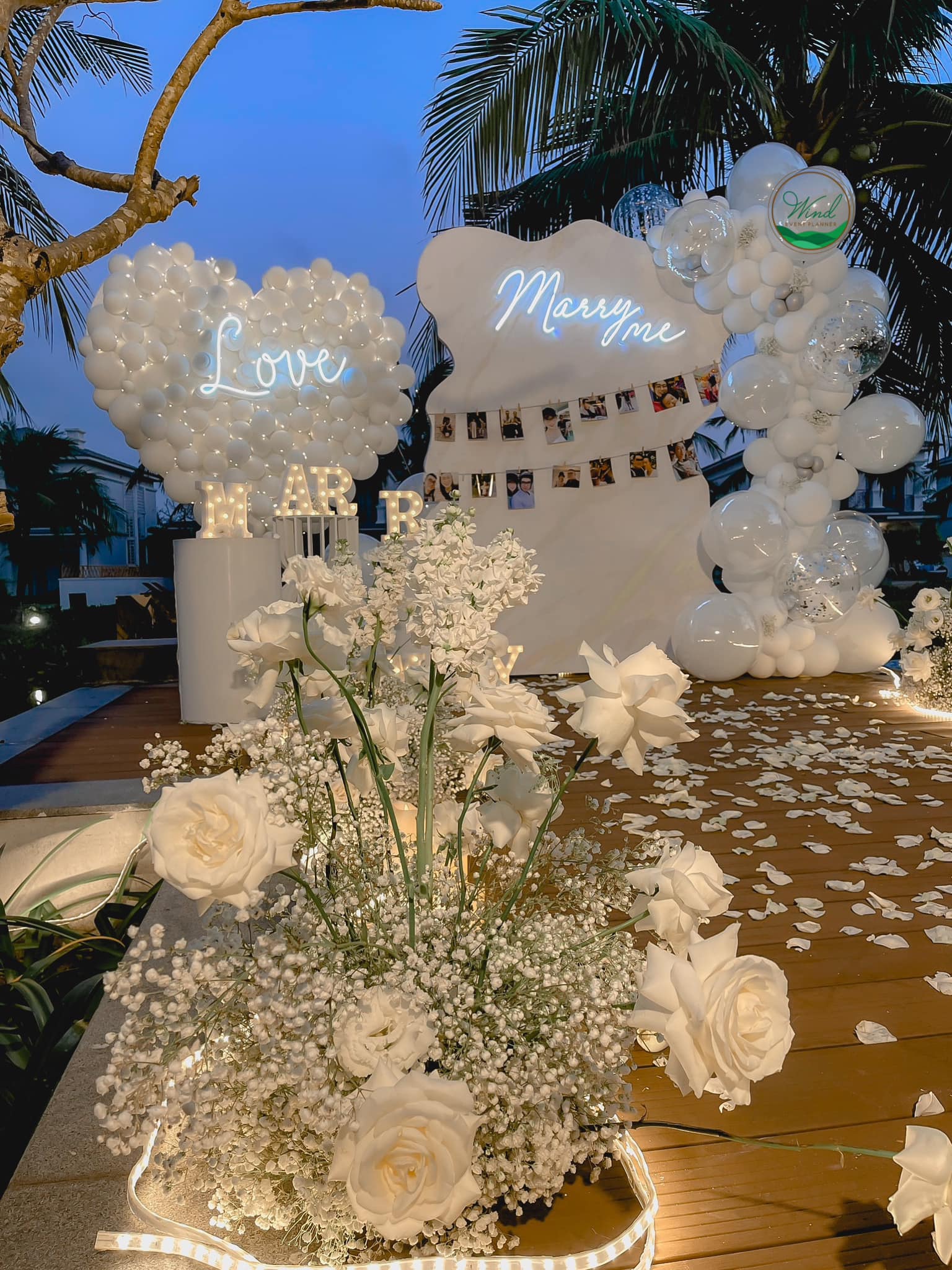 Trang Trí Cầu Hôn Tại Nhà Với Hoa Hồng Và Nến Lãng Mạn