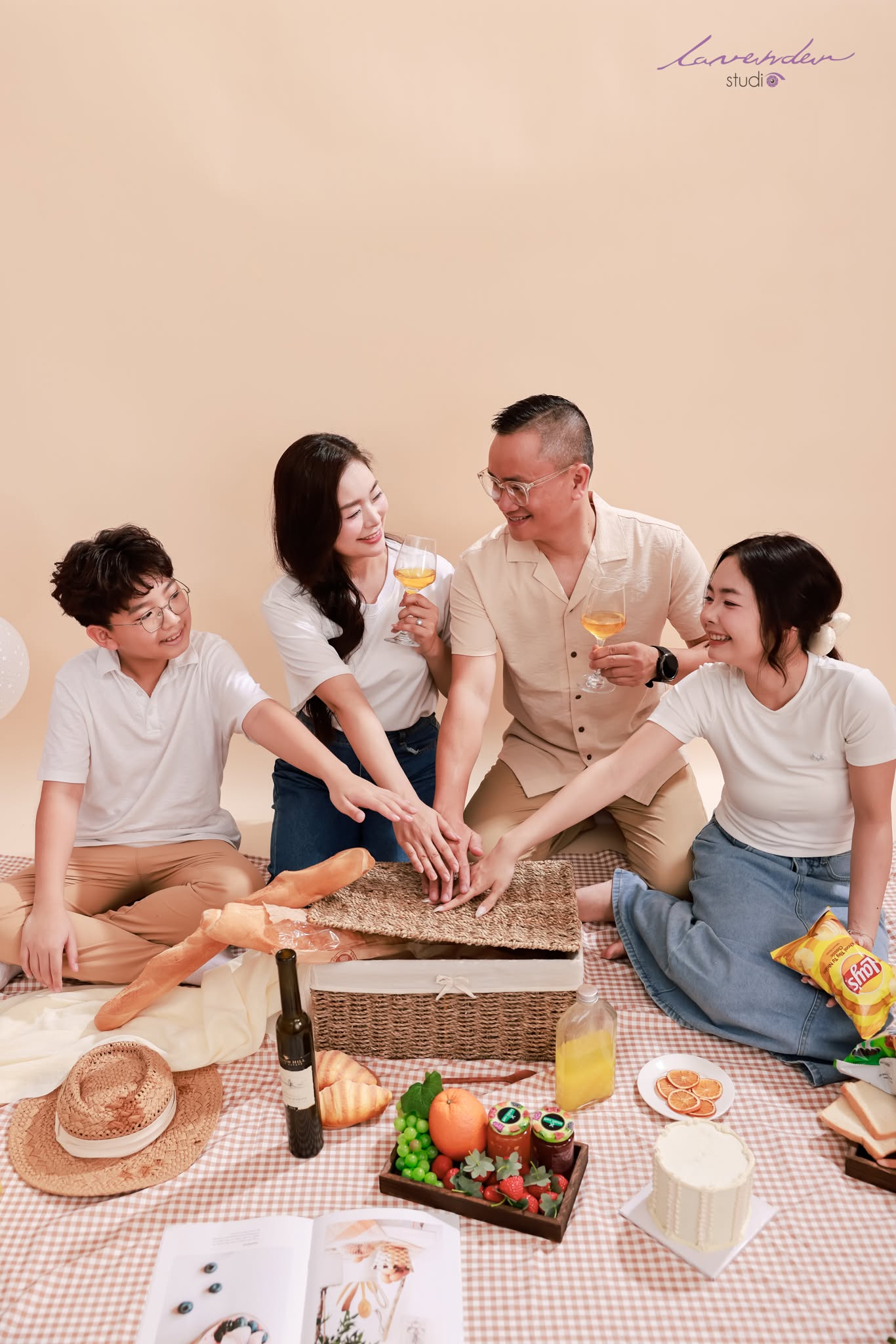 Chụp ảnh gia đình tại studio: sang trọng và hiện đại Chụp ảnh gia đình tại studio: sang trọng và hiện đại