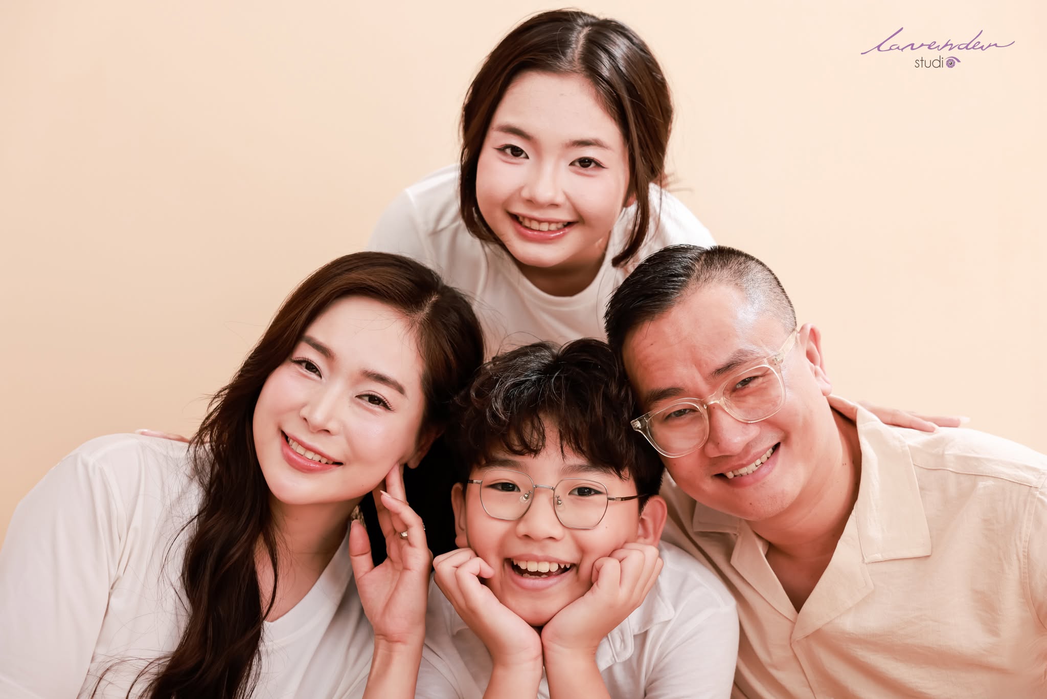 Tạo Dáng chụp ảnh Áo Dài cho nam, Nữ, cặp đôi, gia đình Chuẩn Thần Thái Cho Mọi Góc Máy Chụp ảnh gia đình tại studio: sang trọng và hiện đại