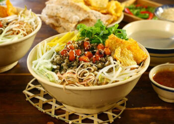 Học làm bún Hến đặc sản xứ Huế