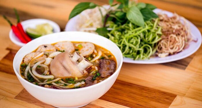 10 quán bún bò Huế chuẩn vị ở Sài Gòn