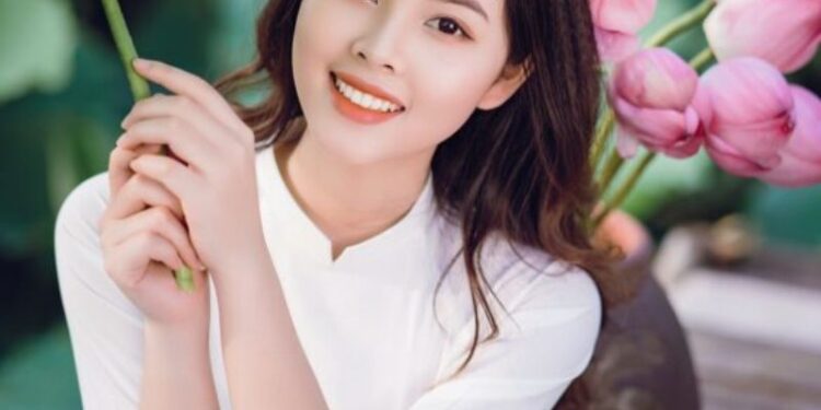 cô gái giơ lá sen len che đầu