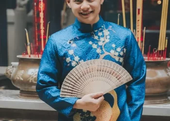 Một số cách tạo dáng chụp ảnh áo dài nam độc đáo và hiệu quả