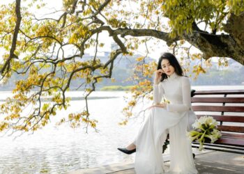 Phái đẹp xúng xính áo dài chụp ảnh ngoại cảnh tại Hà Nội