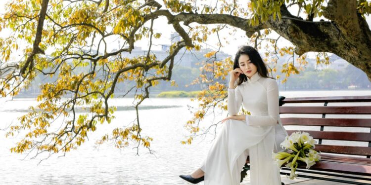 Phái đẹp xúng xính áo dài chụp ảnh ngoại cảnh tại Hà Nội