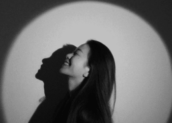 Chụp ảnh đen trắng nghệ thuật: Tìm hiểu sâu về một hình thức sáng tạo trong nhiếp ảnh