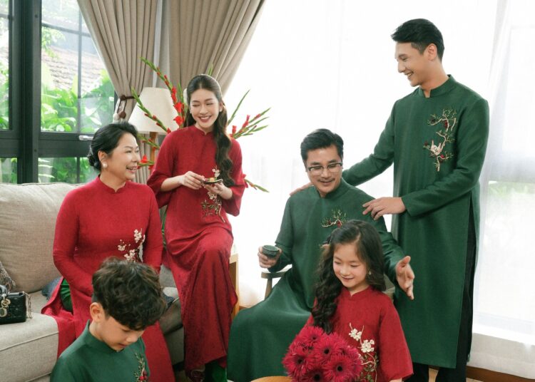 Chụp ảnh gia đình Tết 2026 tại Hà Nội giá bao nhiêu? Bảng giá mới