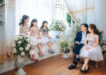 Gợi ý tạo dáng chụp ảnh gia đình 5 người tự nhiên và ấm áp