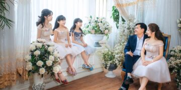 Gợi ý tạo dáng chụp ảnh gia đình 5 người tự nhiên và ấm áp