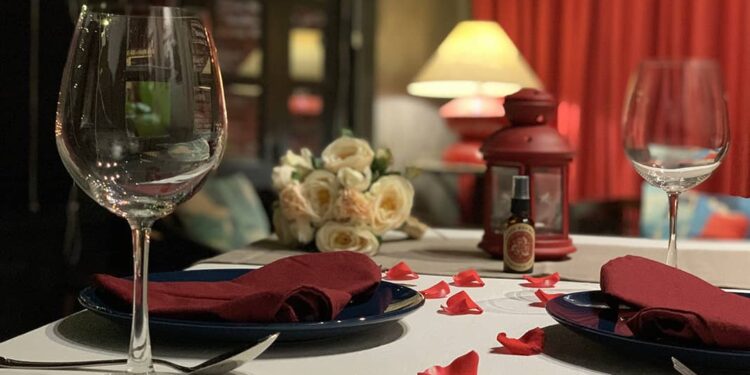 Trang Trí Cầu Hôn Tại Nhà Với Hoa Hồng Và Nến Lãng Mạn